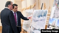 Душанбе мэрі Рустам Эмомали әкесіне, Тәжікстан президенті Эмомали Рахмонға қаланы дамыту жоспарн таныстырып тұр.