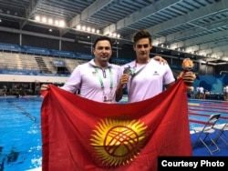 Евгений Петрашов уулу Денис Петрашов менен.