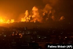 Стовп диму піднімається після ракетного удару Ізраїля в Газі. 8 жовтня 2023 року