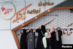 طالبان در اوایل ماه اسد آرایشگاه ها را در سراسر افغانستان مسدود کردند و به این ترتیب دهها هزار زن دیگر نیز به صف زنان بیکار پیوستند