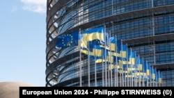 Flamuj të BE-së dhe Ukrainës të vendosur para ndërtesës së Parlamentit Evropian. Fotografi ilustruese nga arkivi. 