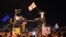 Mii de oameni <a href="/a/proteste-georgia-lege-agenti-starini/32924679.html" target="_blank">au ieșit</a>&nbsp;pe străzile capitalei georgiene, Tbilisi, pe 28 aprilie, ca să protesteze față de planurile partidului de guvernământ de a introduce o lege despre care criticii interni și țările occidentale spun că va fi folosită pentru a reprima vocile independente în această națiune din Caucazul de Sud.