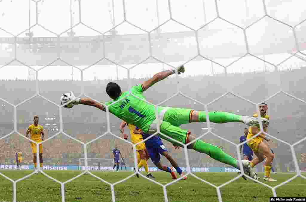 Portarul echipei României - Florin Niță, în vârstă de 37 de ani - a apărat mai multe ofensive ale slovacilor.&nbsp;