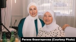 Регина Әхмәтҗанова әнисе Мәүлидә ханым белән
