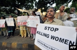 Pakistanlı hüquq müdafiəçilərinin Kəraçidə qadınların öldürülməsinə qarşı etiraz aksiyası.