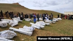 طالبان اعلان کردند که برخی کمک ها را به سیلاب زدگان غور ارسال کرده اند اما مردم میگویند که این مقدار کمک اندک است