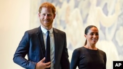 Британиянын ханзаадасы Гарри жубайы менен. 