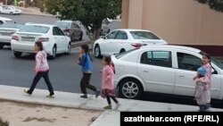 По туркменской традиции, обычно за три дня до начала месяца Рамадан дети начинают ходить по домам распевая «Я-ремезан». Песнопения возвещают о начале священного месяца, в благодарность детям принято давать сладости и деньги.