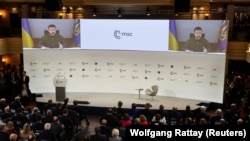 Președintele ucrainean Volodimir Zelenski se adresează, prin video, participanților la Conferința Internațională de Securitate de la München, Germania, 17 februarie 2023