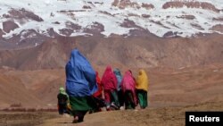 با بازگشت دوبارۀ طالبان به قدرت، دختران بالاتر از صنوف ششم از رفتن به مکاتب محروم شدند.