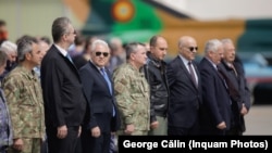Ministrul Apărării, Angel Tîlvăr, și-a dat girul pe proiectul de lege care extinde puterea DGIA. În imagine, ministrul Apărării și mai mulți șefi din Armată participă la un eveniment din 15 mai 2023. 