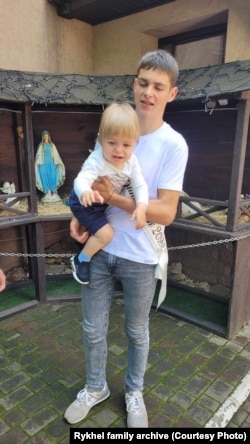 Андрій Рихель з молодшим братиком – остання світлина. Фото з особистого архіву родини