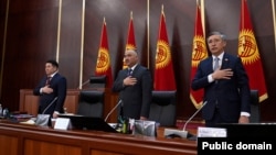 Спикер Нурланбек Шакиев (посередине) и его заместители. 