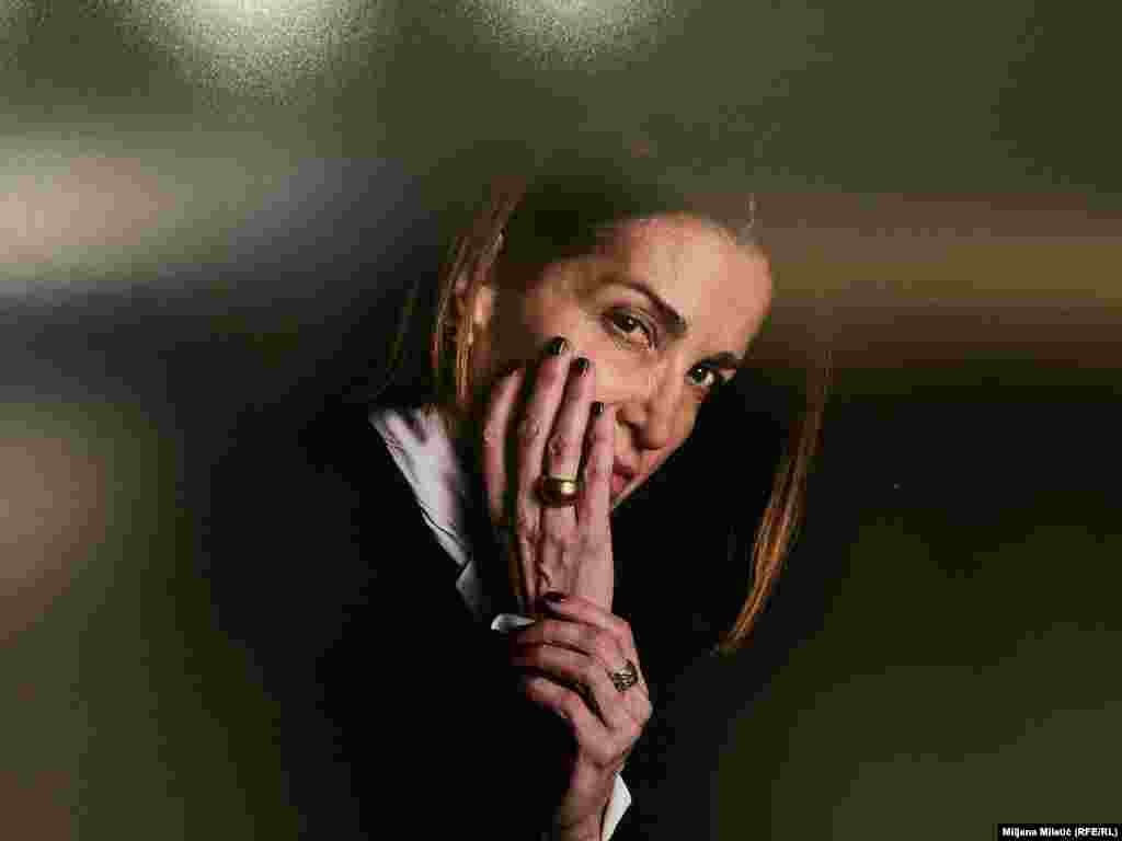 "Ja ne poznajem nijednu ženu koja u toku svog života nije pretrpela bilo koji vid nasilja, da li fizičkog ili psihičkog", rekla je novinarka Aida Đedović, čiji je portret deo izložbe "16 žena".