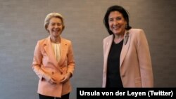 ევროკომისიის პრეზიდენტი ურზულა ფონ დერ ლაიენი (მარცხნივ), საქართველოს პრეზიდენტი სალომე ზურაბიშვილი