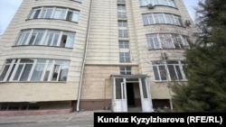 17 жаштагы кыз өзү жашаган ушул үйдүн 4-кабатынан кулап түшкөн