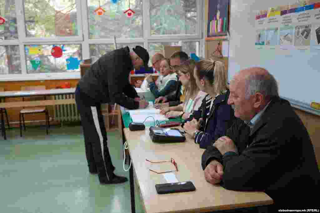 Денеска се гласа на над 3.400 избирачки места.&nbsp;