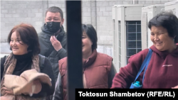 Кемпир-Абад иши боюнча камалган аялдар: Гүлнара Журабаева, Клара Сооронкулова жана Рита Карасартова. Биринчи май соту, 17-февраль, 2023-жыл