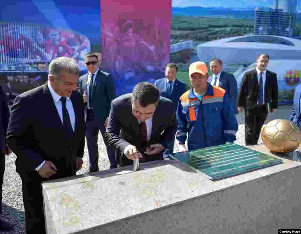 30-августта президент Садыр Жапаров "Барселона" футбол клубунун академиясынын Бишкек шаарындагы курулушуна капсула салды.
