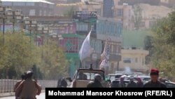 در ولایت غور تعداد کمی از موسسات غیر دولتی فعال بودند٬ اما حضور طالبان منجر شد که زنان کارمندان ادارت خانه نشین شوند