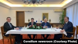 Premijer Kosova Aljbin Kurti i predsednik Srbije Aleksandar Vučić na jednom od sastanaka u okviru dijaloga, uz posredovanje bivšeg šefa diplomatije Josepa Borrella i Miroslava Lajčaka, evropskog izaslanika za dijalog.