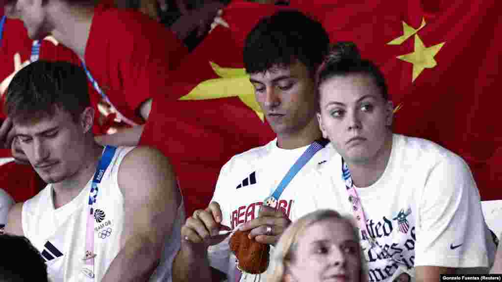 Британський стрибун у воду у вільний час між стартами обов'язково в'яже