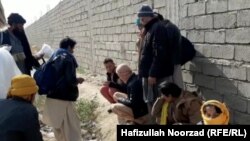 با وجود مشکلات زیاد و خطر اخراج اجباری٬ تعدادی از جوانان هنوز هم در تلاش رفتن به ایران هستند