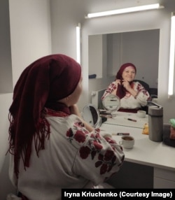 Ірина досліджує автентику Донеччини уже 20 років. Через атаку Росії вони залишила рідну Волноваху. Тут фольклористка під час підготовки до концерту в Дюсельдорфі у лютому 2023-го