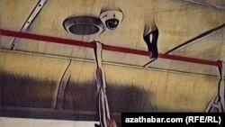 Aşgabat-Arkadag arasynda gatnawy amala aşyrýan jemgyýetçilik awtobusyna oturdylan gözegçilik kamerasy (Azatlyk Radiosy suraty düşüren raýatyň howpsuzlygy sebäpli, suraty birneme üýtgetdi)
