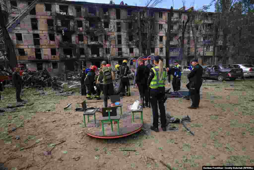 Рятувальники ДСНС працюють на місці сильно пошкодженого внаслідок російського ракетного удару житлового будинку в Кривому Розі, 13 червня 2023 року. &laquo;Завтра, 14 червня, у Кривому Розі оголошено День жалоби&raquo;, &ndash;&nbsp;повідомив&nbsp;голова Ради оборони міста Олександр Вілкул. &laquo;Тіло ще однієї загиблої людини дістали з-під завалів приватного підприємства у Кривому Розі. За цю страшну ніч ворог вбив у місті 11 мирних жителів&raquo;, &ndash; написав голова обласної військової адміністрації Сергій Лисак&nbsp;у&nbsp;телеграмі. Раніше Олександр Вілкул повідомляв, що внаслідок обстрілу також були поранені 28 людей &nbsp;