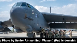 Echipajul aerian al Escadrilei 20 Bombardament, Baza Aeriană Barksdale, Louisiana, la Baza Aeriană Mihail Kogălniceanu, România, iulie 2024.