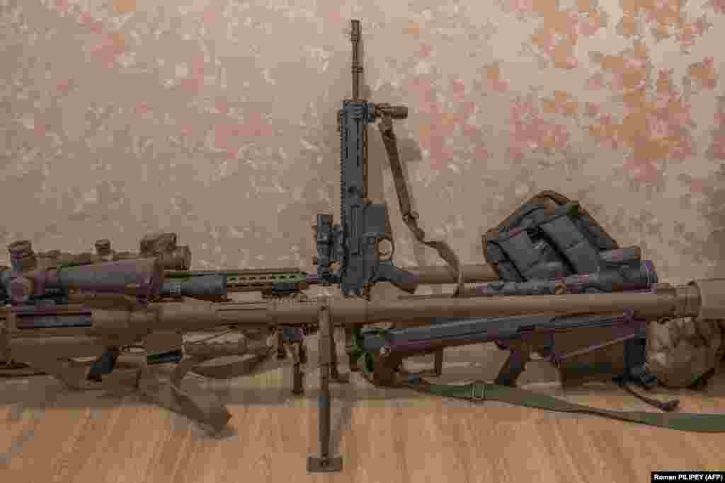 Оружие снайперского отряда.&nbsp;Командир подразделения, одетый в футболку с надписью "Призраки Бахмута", говорит, что на счету его команды 558 пораженных целей