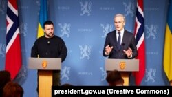 Президент України Володимир Зеленський і прем’єр-міністр Норвегії Йонас Ґар Стьоре (праворуч). Осло, 13 грудня 2023 року (фото архівне)