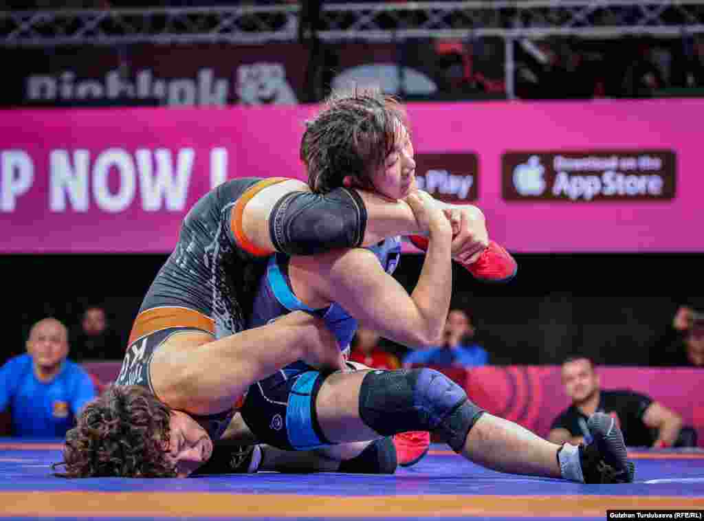 "Мен абдан кубанычтамын. Спорттук карьерамда бир да жолу Кыргызстанда күрөшкөн эмес элем. Бүгүн өз өлкөмдө алтын байге утуп, тарых жаратканыма жетине албай турам. Өткөн айда ооруп, эки жума төшөктө жатып калдым. Нурбек агай (кыз-келиндер күрөшү боюнча башкы машыктыруучу) менен сүйлөшүп, Азия чемпионатына катышпай эле койсокпу дегенбиз. Бирок мен аябай катышкым келди. Анткени азыр өз өлкөмдө мелдешке катышпасам, качан катышат элем, дагы ушундай мүмкүнчүлүк келет беле? Эч нерсеге карабай катышып, алтын утуп турам. Кыргыз эли мага дайыма дем берет. Өз мекениңде күрөшкөн өтө өзгөчө экен", - деди Айсулуу мелдештен кийин.&nbsp; &nbsp;