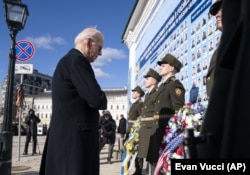 Президент США Джо Байден під час вшанування загиблих українських воїнів у війні з Росією біля Стіни пам'яті. Київ, 20 лютого 2023 року