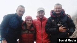 Дайынсыз болуп жаткан альпинисттер