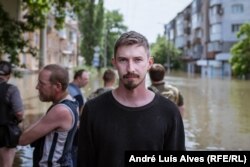 Evhen Ihorovici ajută oamenii afectați de inundații.