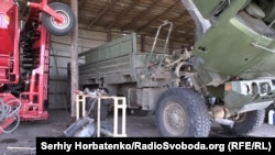 Американська вантажівка Oshkosh на ремонтній базі