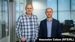 Eugen Urușciuc și invitatul său, expertul în energetică și membru al Consiliului de Observatori al S.A. „Moldovagaz”, Sergiu Tofilat, în redacția Europei Libere