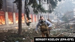 Рятувальники та пожежники працюють на місці влучення у Харкові. 22 березня 2022 року