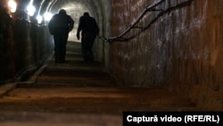 Accesul spre galeriile romane in situ din masivul Orlea, singurele vizitabile, se face pe un plan înclinat, realizat acum câteva zeci de ani tocmai în ideea de a le face accesibile publicului, la inițiativa unui fost director din Roșiamin.