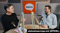 Фотографија од снимањето на поткастот „Зошто“ со Зоран Ќука и гостинот Никола Нешкоски