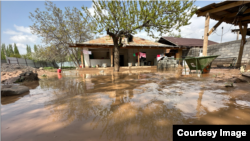 Ош облусундагы Ылай-Талаа айылында короосун суу каптаган үй.