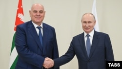 Аслан Бжания и Владимир Путин