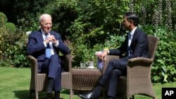 Британиянын өкмөт башчысы Риши Сунак менен Кошмо Штаттардын президенти Жо Байден  Даунинг-стрит дарегиндеги премьер-министрдин кеңсесинде сүйлөшүп отурушат. 10-июль, 2023-жыл. Лондон. 
