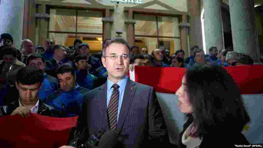 Встреча спасателей КЧС Таджикистана в душанбинском аэропорту&nbsp;