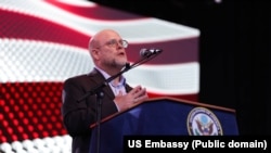 Ambasadori amerikan në Kosovë, Jeffrey Hovenier, duke folur në Prishtinë, korrik 2023.