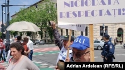 „Noi nu suntem cerșetori, noi suntem educați”, spune un profesor din Cluj-Napoca.