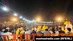 د جون پر نهمه په کوټه کې د جلسې په مهال د پي ټي اېم مشران په سټیج ناست دي.