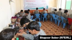 نوجوانان سرگرم کار روی ماشین های اند که موسسه جرمنی برای آموزش به آنان فراهم کرده است